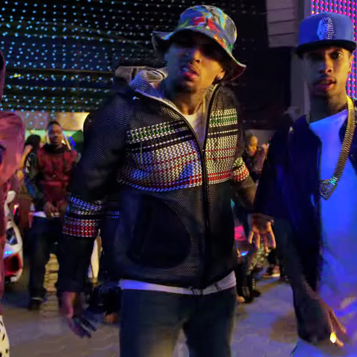 Chris BrownがLoyalのPVの中でJAMES LONGのパーカーを着用